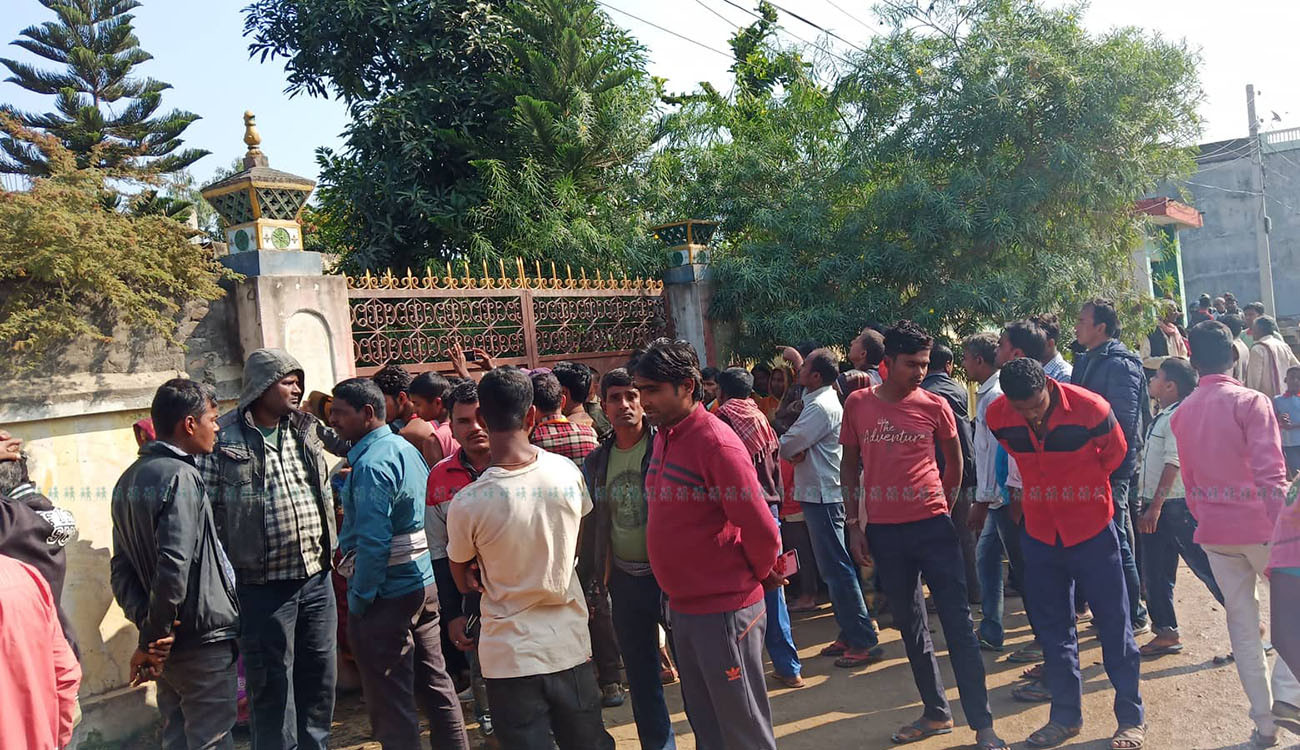 घटनास्थल नजिकै भेला भएका मानिस। तस्वीर: नेहा झा/सेतोपाटी।