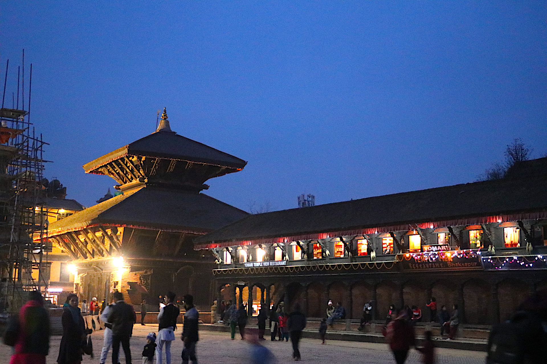 बिहीबार सन्ध्याकालीन सम्पदा यात्रा क्रममा झकिझकाउ भक्तपुर दरबार क्षेत्र। तस्बिर: सौरभ ढकाल