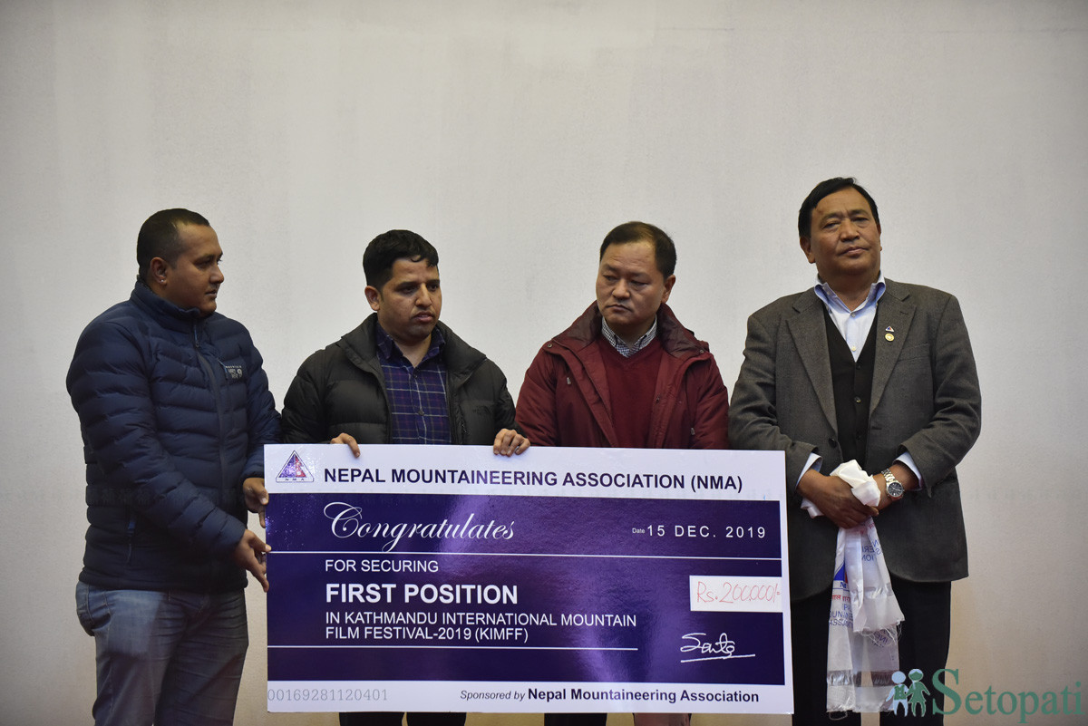 बेलायती फिल्म ‘पियानो टु जान्सकर’ ले पाएको पुरस्कार । तस्बिरः नारायण महर्जन/सेतोपाटी