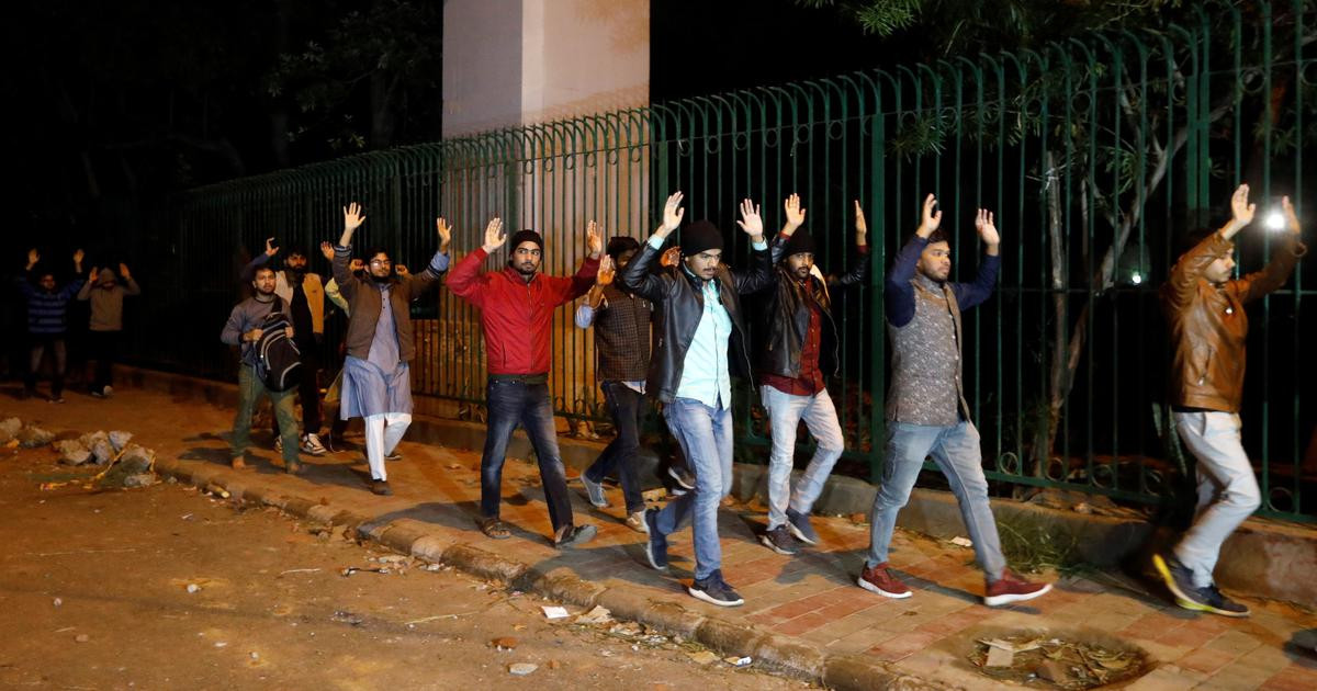 दिल्लीको जामिया इस्लामिया विद्यार्थीलाई रातारात बाहिर निकालिँदै। तस्बिर: स्क्रोल डट इन