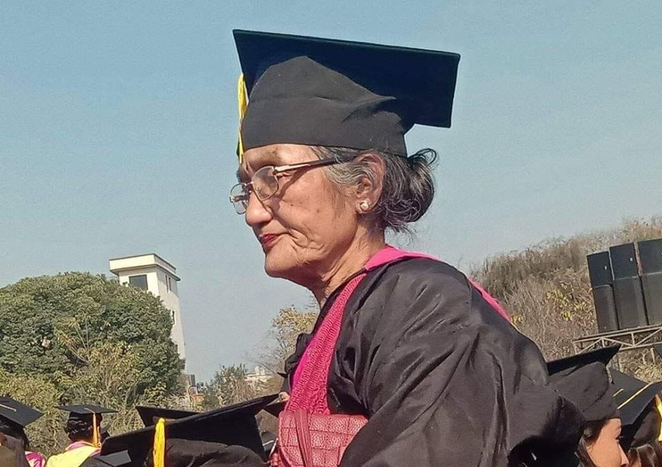 ७० वर्षीया नानीमैयाँ श्रेष्ठ दीक्षान्त समारोहमा। तस्बिर सौजन्यः सरिता काफ्ले