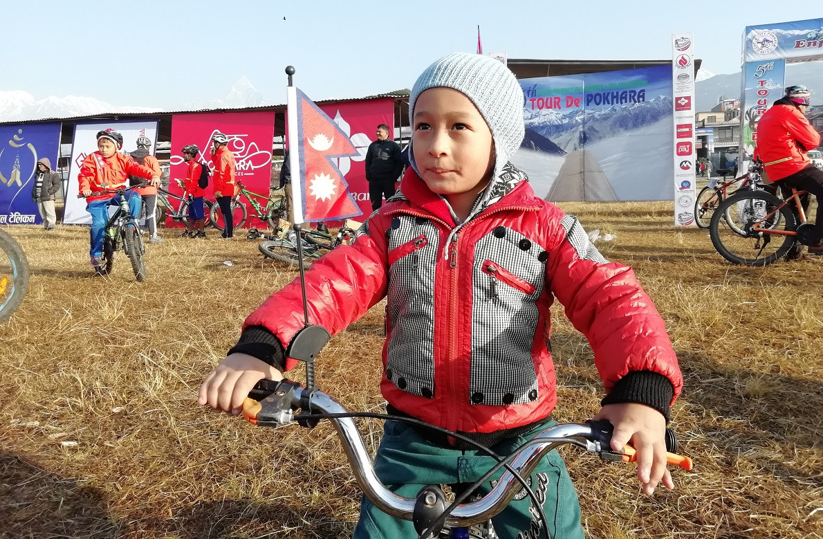 साइकल र्‍यालीमा सहभागी बालक।