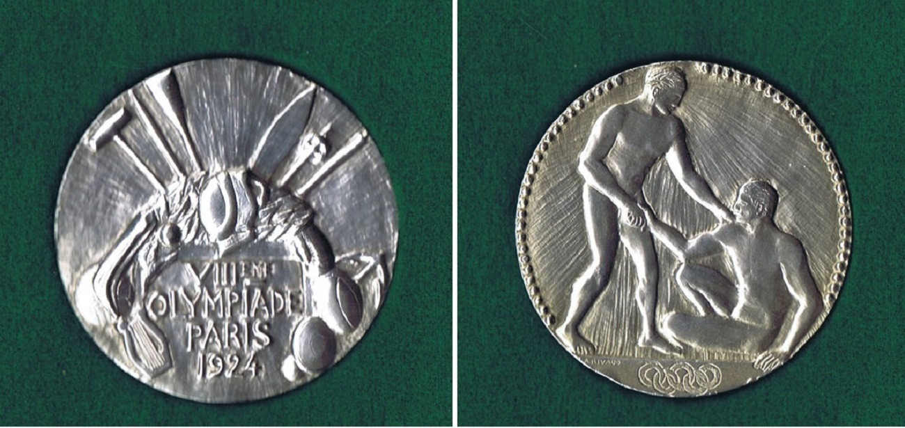 पहिलो हिउँदे ओलम्पिकमा तेजवीर बुरालाई प्रदान गरिएको पदक जुन इंल्यान्डको गोर्खा म्युजियममा सुरक्षित छ। तस्बिर स्रोतः गोर्खा म्युजियम