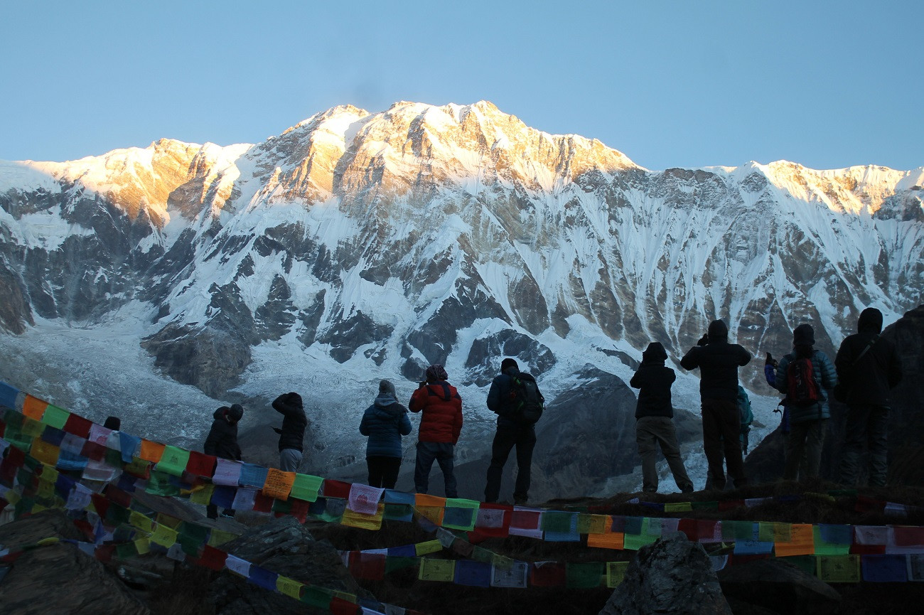 अन्नपूर्ण आधार शिविरमा अन्नपूर्ण प्रथम हिमाल हेर्दै पर्यटक। तस्वीर : युवराज श्रेष्ठ/सेतोपाटी 