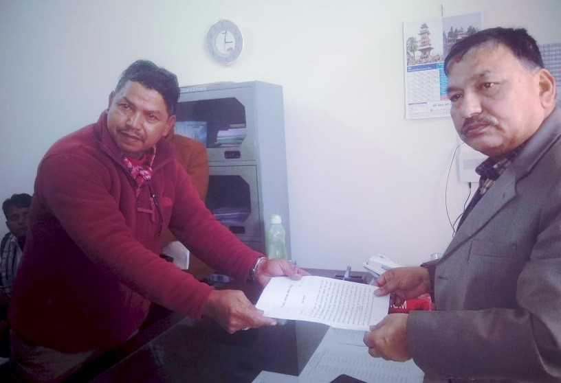 मुख्यमन्त्री कार्यालयमा ज्ञापनपत्र बुझाउँदै क्रसर व्यवसायी।