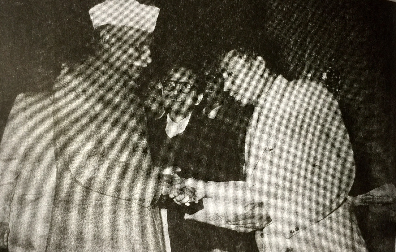 भारतका प्रथम राष्ट्रपति राजेन्द्र प्रसादसँग सत्यमोहन जोशी।