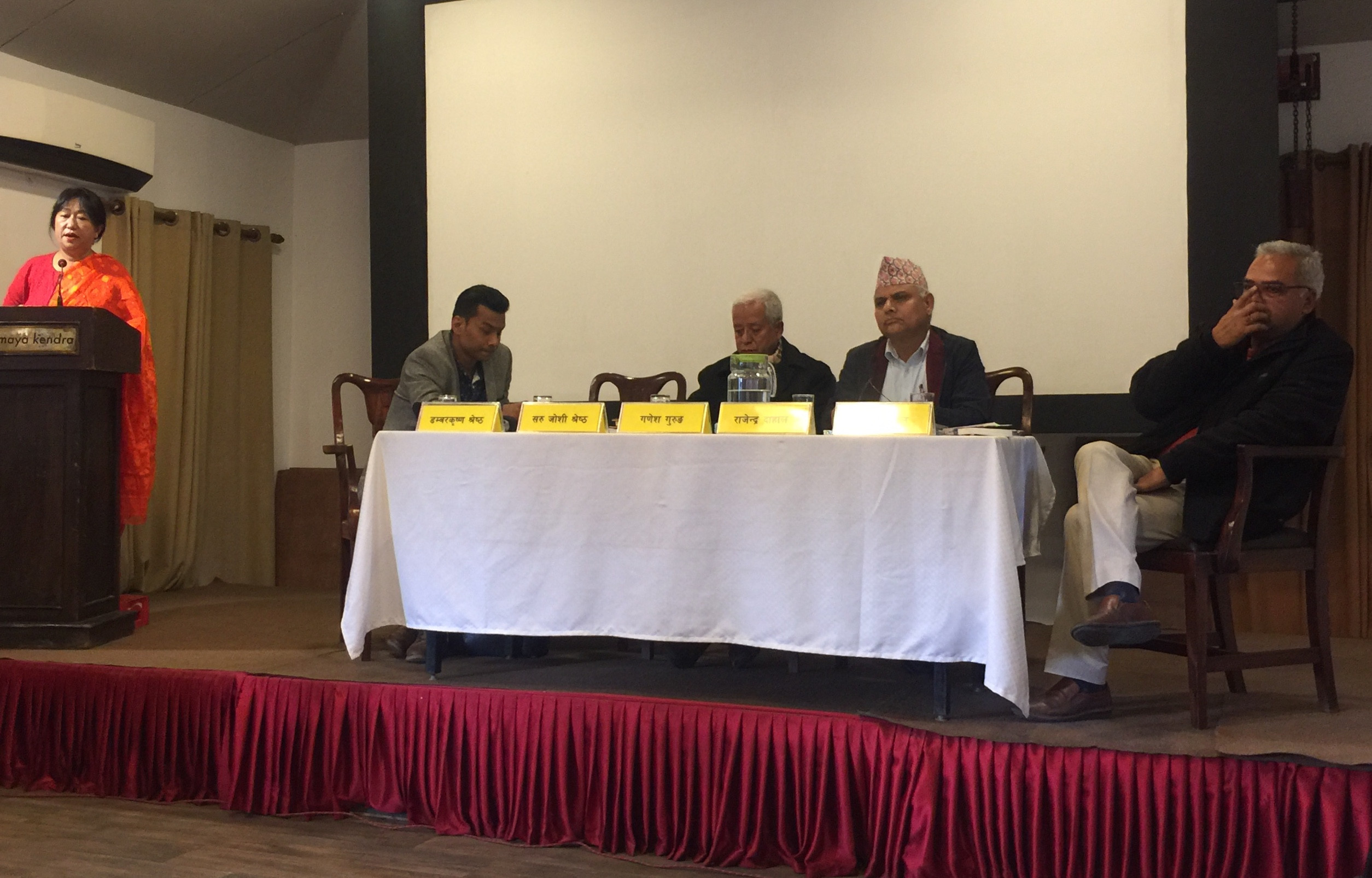 यलमाया केन्द्रमा शुक्रबार पत्रकार डम्बरकृष्ण श्रेष्ठको किताब 'नेपाली प्रवासन' विमोचन गरिँदै। तस्बिर: सेतोपाटी