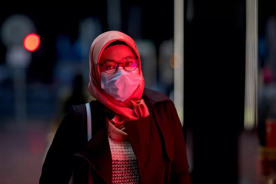 कोरोनाभाइरसबाट जोगिन  मास्क लगाएर हिँडिरहेकी हङकङकी एक महिला। फाइल तस्बिर।