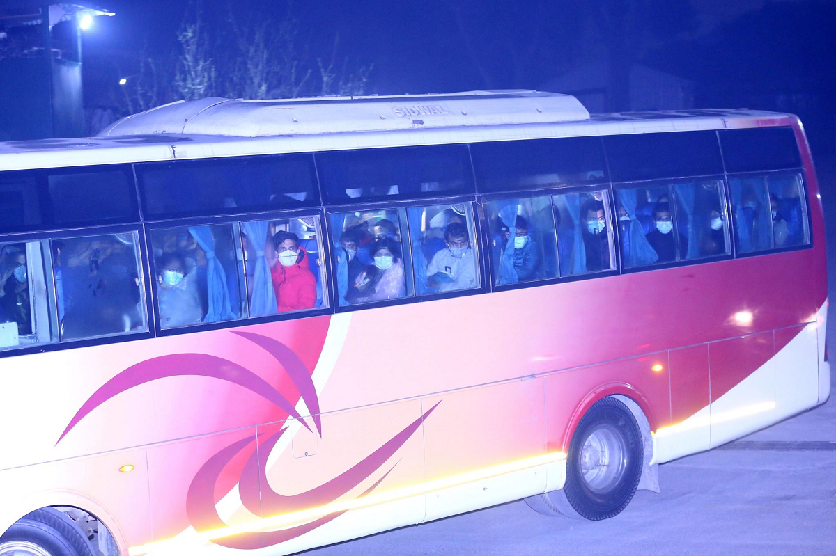 आइतबार बिहान चीनको वुहानबाट राष्ट्रिय ध्वजावाहक  नेपाल वायुसेवा निगमको विमानबाट ल्याइएका  नेपाली विद्यार्थी भक्तपुुरस्थित खरिपाटी क्वारेन्टाइनमा ल्याउँदै। तस्वीर: प्रदीपराज वन्त/रासस