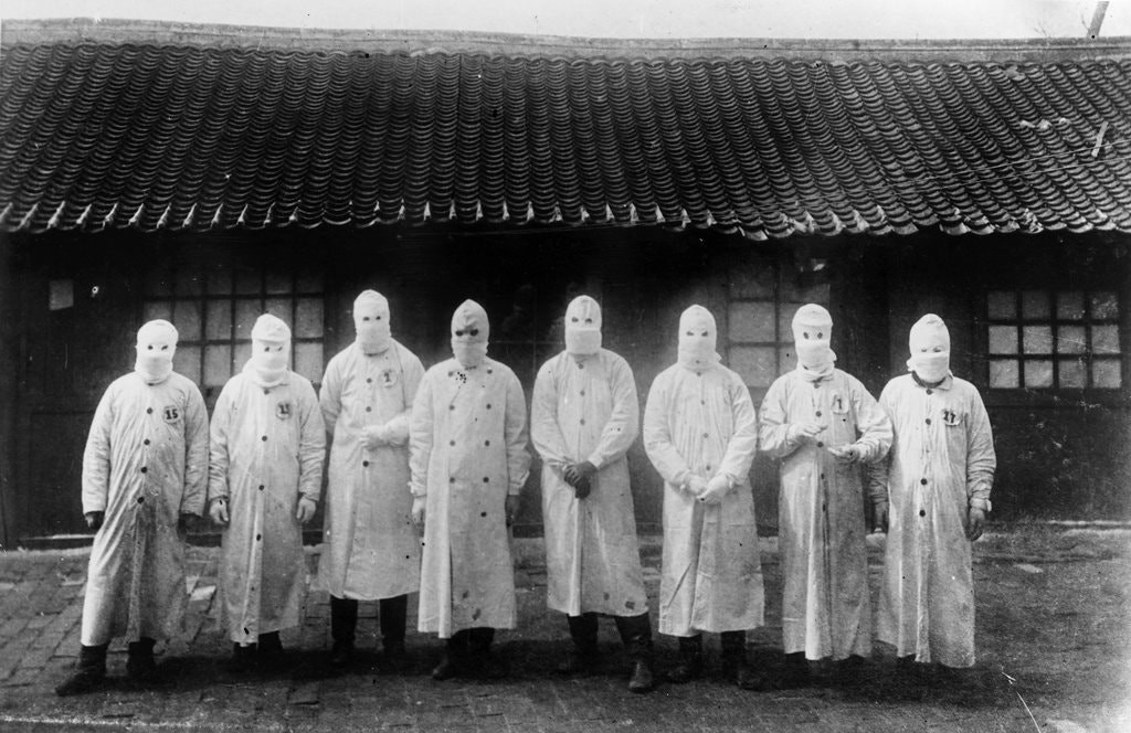 चीनको उत्तरपूर्वी प्रान्त मन्चुरियामा सन् १९११ मा प्लेगको महामारी फैलिँदा उपचारमा संलग्न डाक्टरहरू। तस्बिर: द न्यूयोर्क टाइम्स