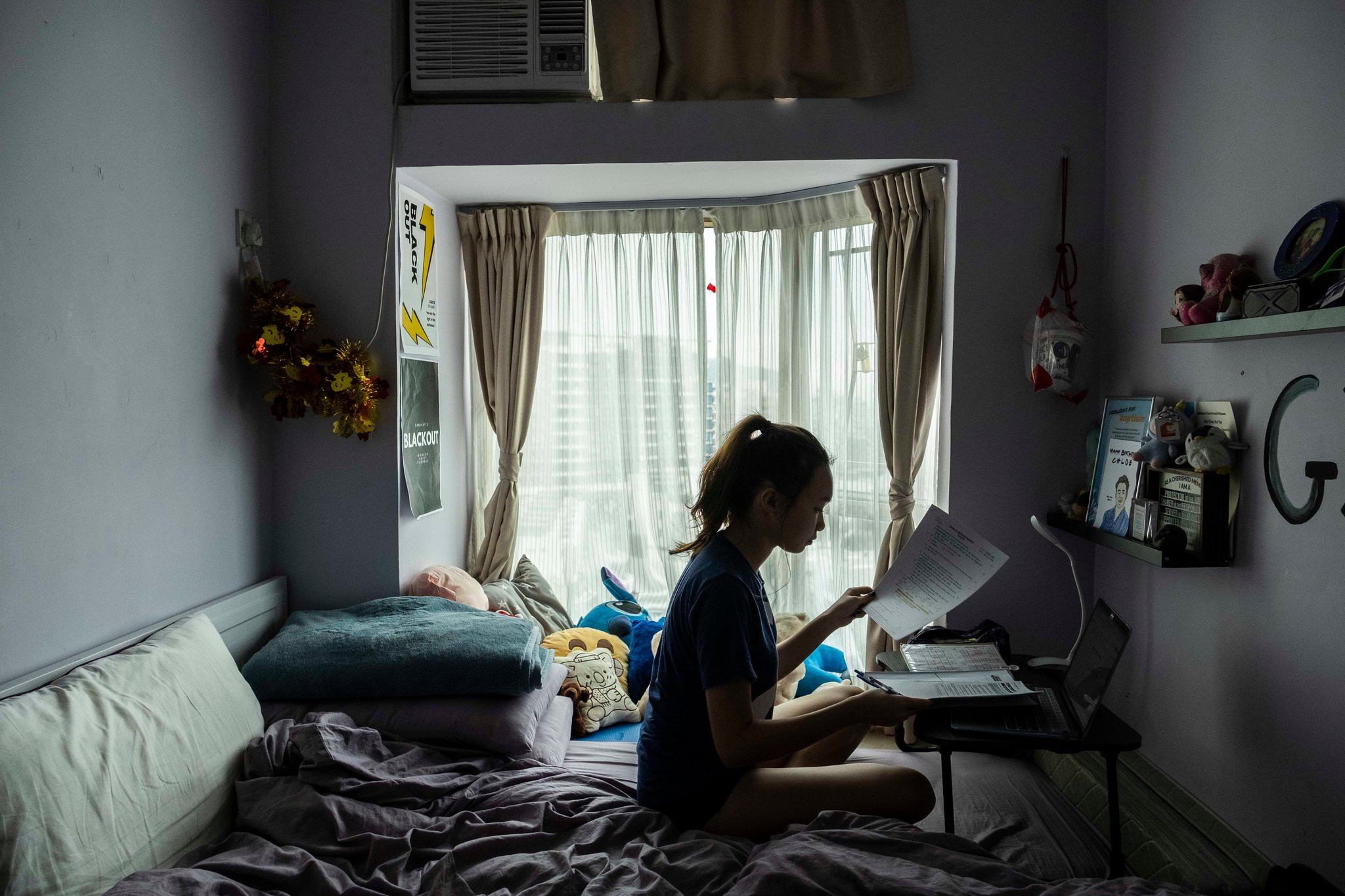 स्कुल बिदा भएपछि घरमै पढिरहेकी हङकङकी विद्यार्थी। तस्बिरः द न्यूयोर्क टाइम्स