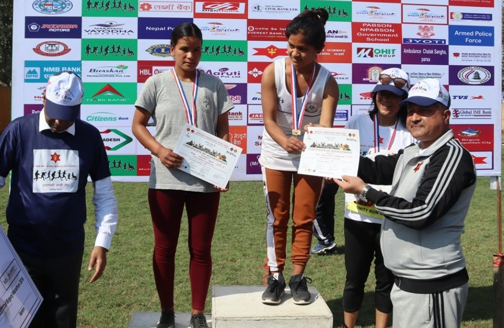 वीरगन्ज म्याराथन २०२० को १० हजार मिटरको स्वर्ण जितेपछि  सकुन्तला ठगुन्ना । तस्बिर :  तुलसी भण्डारी।