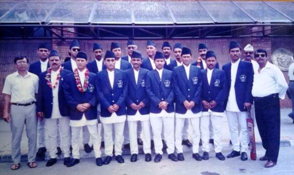 नेपालको पहिलो आधिकारिक राष्ट्रिय क्रिकेट टिम जसले सन् १९९६ मा मलेसियामा आयोजना भएको प्रथम एसीसी च्याम्पियनसीप खेलेको थियो। तस्बिर : बसन्त शाही