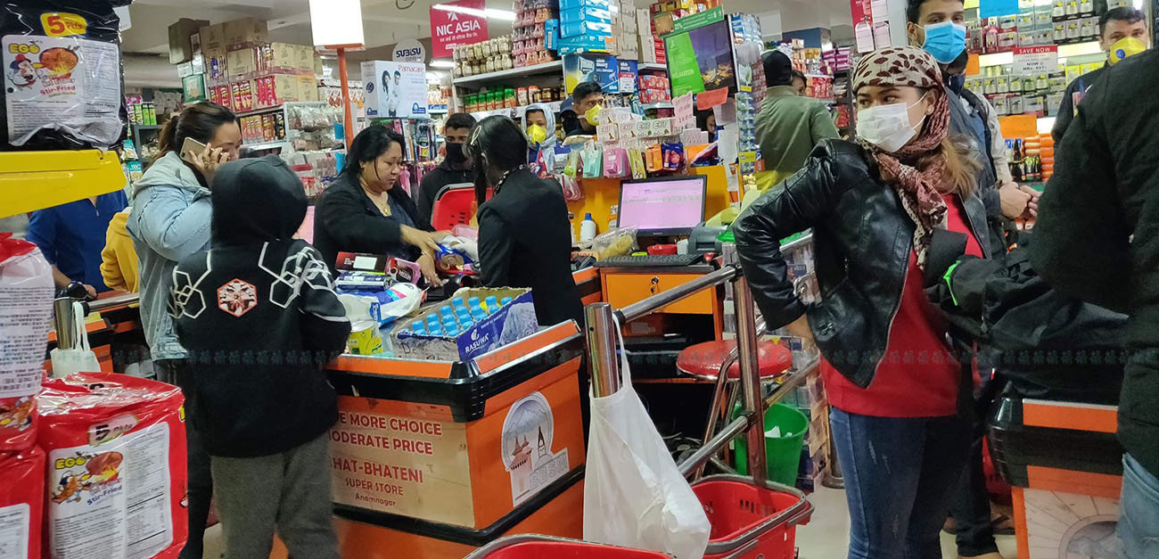 सरकारले मंगलबार बिहानदेखि लकडाउनको  घोषणा गरेसँगै  सोमबार साँझ अनामनगरको भाटभटेनीमा ग्राहकको भीड। तस्बिर :सेतोपाटी