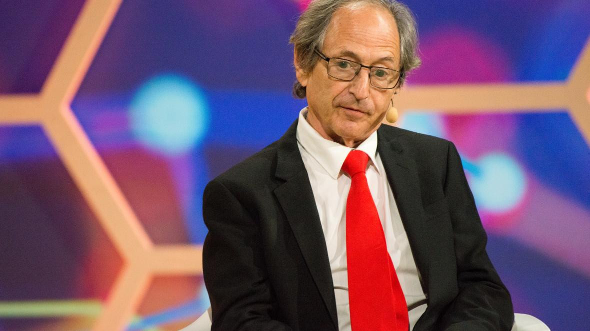 सन् २०१३ मा रसायनशास्त्रतर्फ नोबेल पुरस्कार जितेका माइकल लेभिट। तस्बिर स्रोतः द टाइम्स