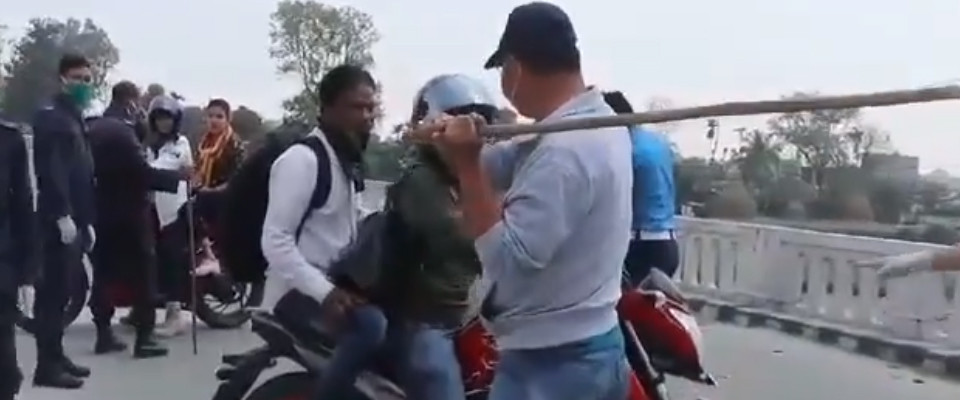 बुधबार उर्लाबारीमा लक डाउनका बेला मोटरसाइकल चलाउनेलाई लाठी हान्दै मेयर फागो।