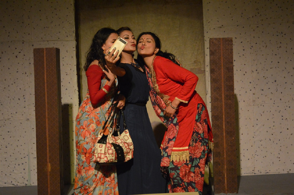 नाटक 'मान भर्सेस मती'को एक दृश्य