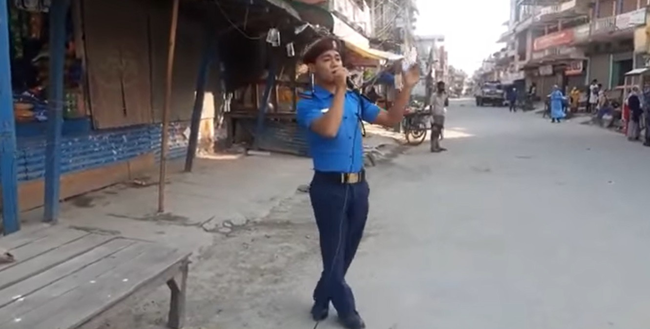 इलाका प्रहरी कार्यालय, इटहरीका प्रहरी जवान धिरज लिम्बू कोरोना सचेतना गीत गाउँदै। तस्बिर स्रोतः  इप्रका, इटहरीको फेसबुक/सप्तकोशी अनलाइन