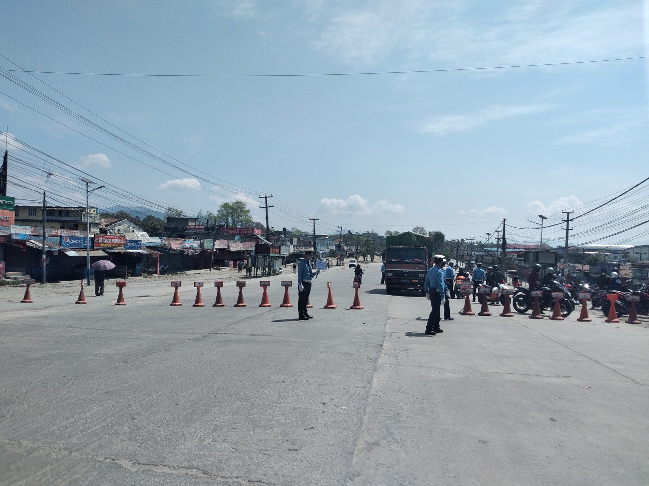 पोखराको पृथ्वीचोकमा सवारी चेक गर्दै प्रहरी। तस्विर : युवराज श्रेष्ठ/सेतोपाटी।