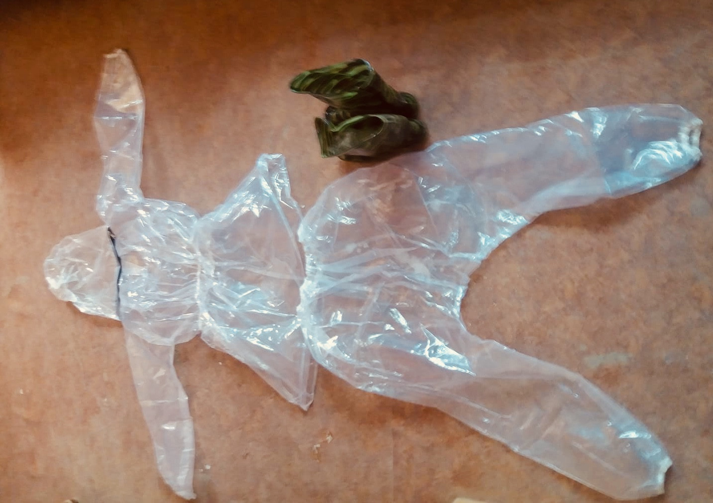 बझाङको जय पृथ्वी नगरपालिकाका स्वास्थ्यकर्मीले प्लास्टिक सिलाएर बनाएको पिपिई। तस्बिर स्रोत: जनकबहादुर सिंह