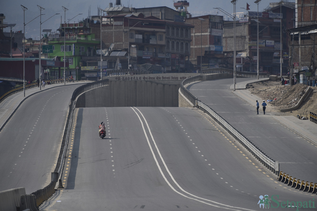 लकडाउन बेला सुनसान काठमाडौंको सडक। तस्बिर: सेतोपाटी