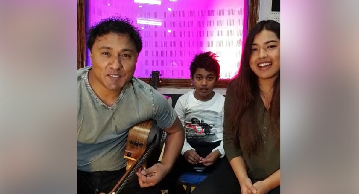 फेसबुक लाइभमा गायक दीपक बज्राचार्य, उनकी छोरी चेरिसा  छोरा डिअन।