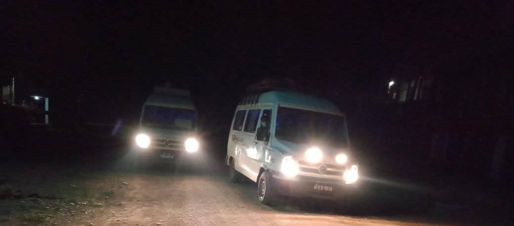 मोरङ र झापाबाट उद्दार गरिएका मानिसलाई ल्याएर चौकुने पुगेको गाडीहरू। तस्विर :  अध्यक्ष धीरबहादुर शाहीको फेसबुकबाट