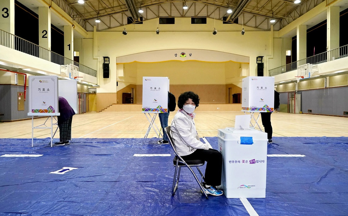 दक्षिण कोरियामा भएको चुनाव क्रममा गत बुधबार मतदान केन्द्रमा। तस्बिरः द न्यूयोर्क टाइम्स