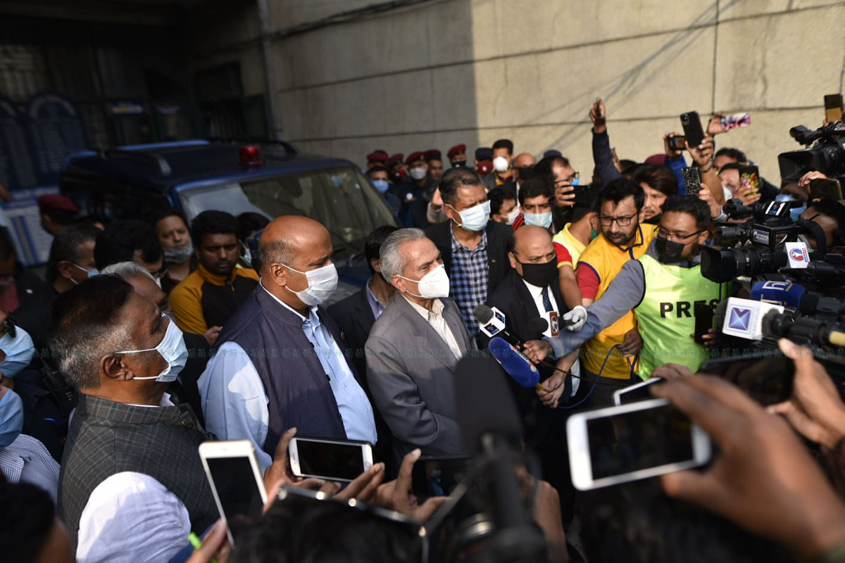 प्रहरीले उजुरी लिन नमानेपछि सञ्चारकर्मीलाई प्रतिक्रिया दिँदै  जनता समाजवादी पार्टीका नेता बाबुराम भट्टराई। तस्बिर: नारायण महर्जन/सेतोपाटी