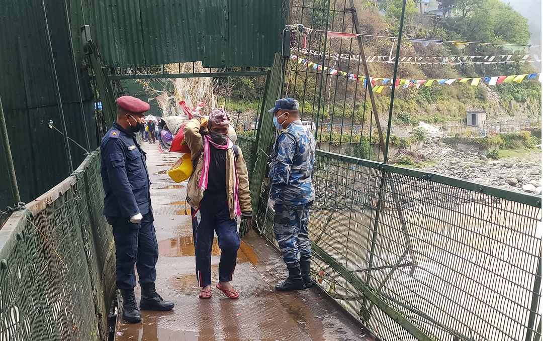 दार्चुलाको पुलघाटबाट नेपाल प्रवेश गर्दै धार्चुलाको क्वारेन्टिनमा रहेका नेपाली तस्वीर- नरेन्द्र कार्की