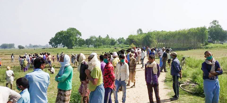 कोरोना संक्रमणबाट आइतबार मृत्यु भएका बाँके नरैनापुरका युवकका आफन्त।  वैशाख ३० गते भारतबाट आएका युवकको क्वारेन्टिनमै मृत्यु भएको हो। तस्बिर: सेतोपाटी।
