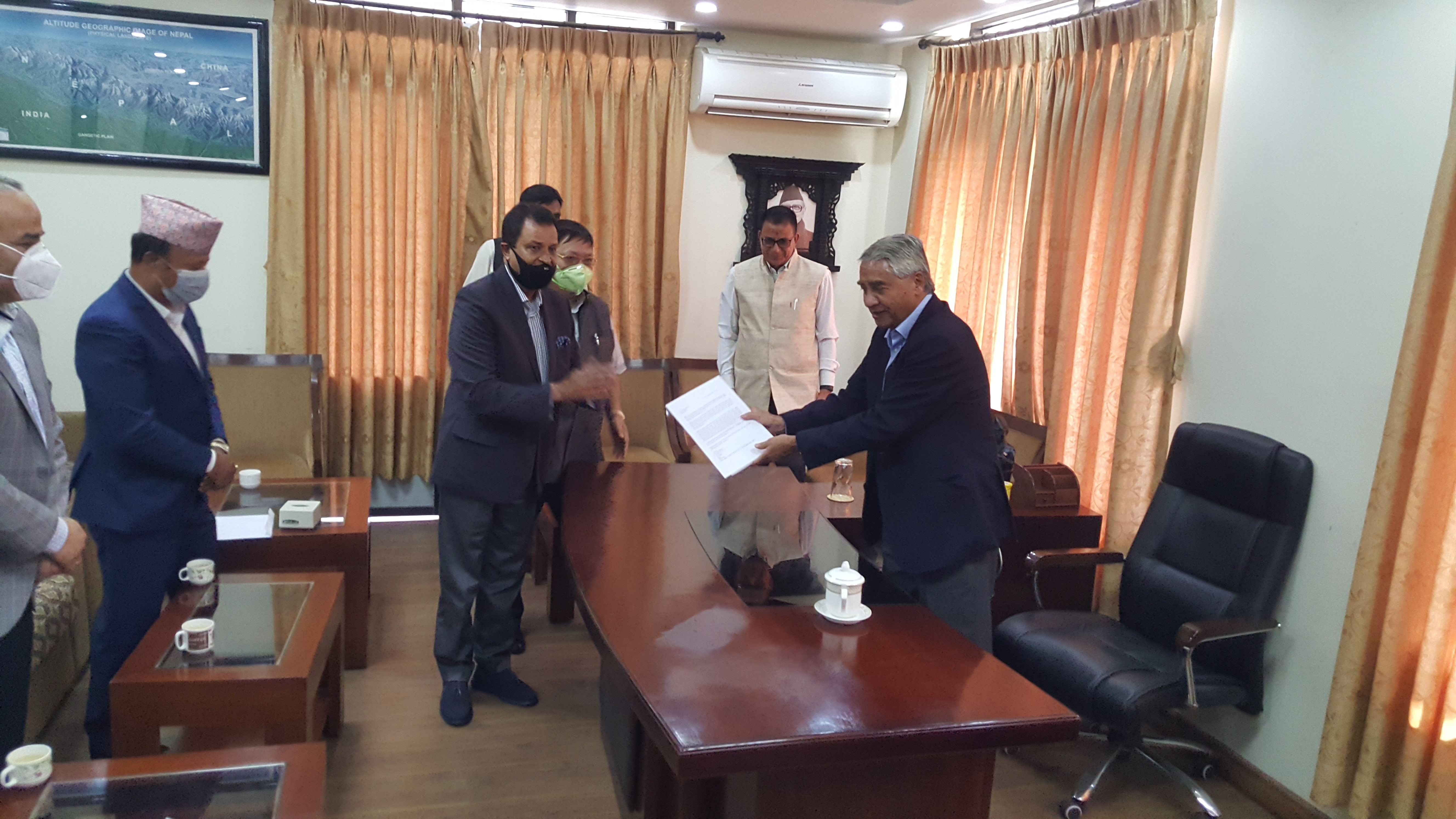 नेपाली कांग्रेसका सभापति शेरबहादुर देउवालाई प्रतिवेदन बुझाउँदै समितिका संयोजक विनोद चौधरी।