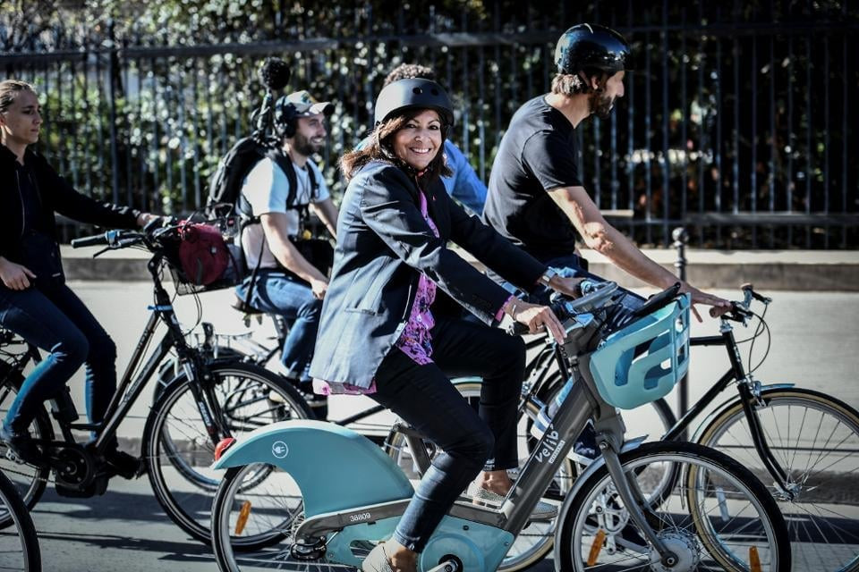 पेरिसकी मेयर एना हिडाल्गो साइकल चलाएर अफिस जाँदै। तस्बिर: एएफपी
