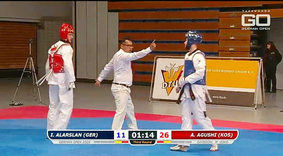 तेक्वान्दोका निर्णायक अशोक खड्का (बीच),  फाइल तस्बिर।