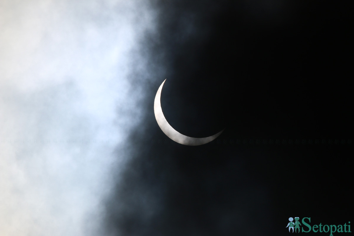 कीर्तिपुरबाट देखिएको सूर्यग्रहण। तस्वीर: नारायण महर्जन/सेतोपाटी।