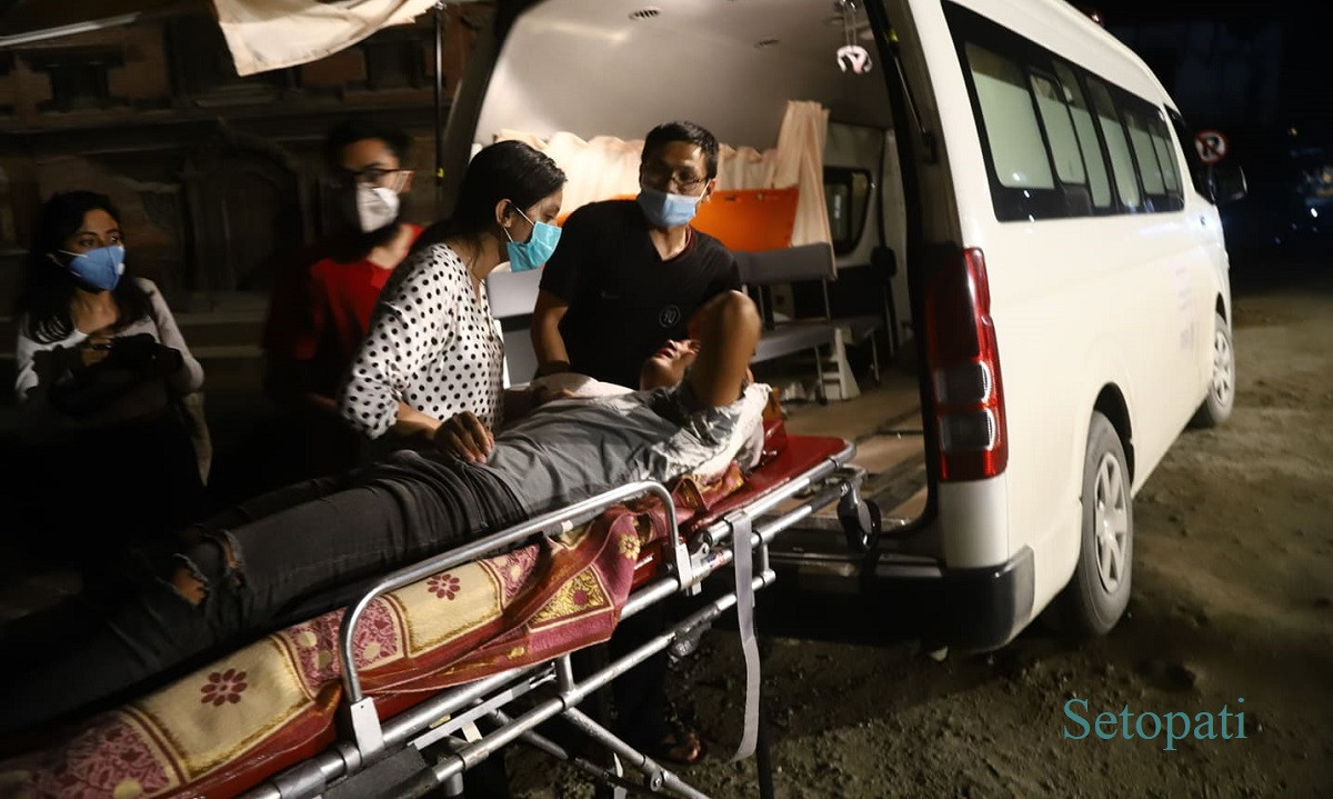 पाटनमा अनसन बसेका सुदन गुरुङलाई अस्पताल लगिँदै। तस्बिरः निशा भण्डारी/सेतोपाटी