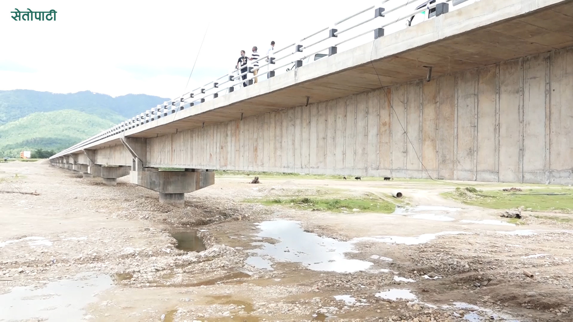 सिन्धुलीको कमला नदीमा बनेको पुल ।