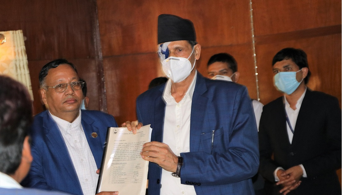 चौरजहारी घटनाको प्रतिवेदन सभामुखलाई बुझाउँदै संसदीय समिति।