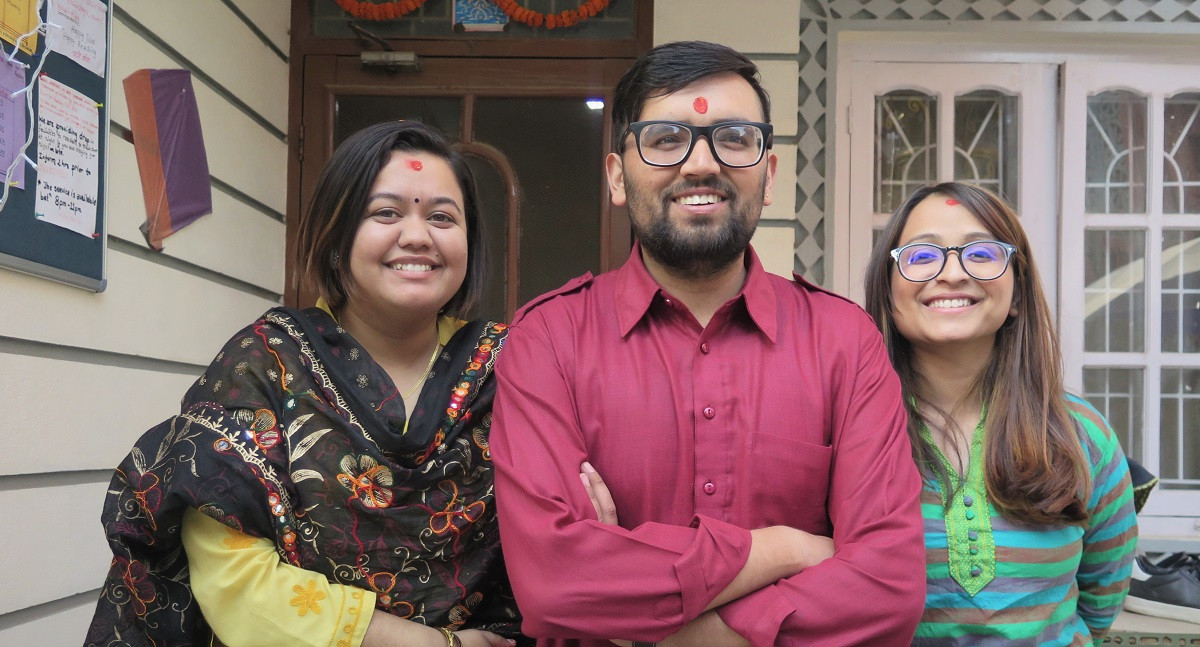 'पढ्ने कोठा' का सञ्चालकहरू, बायाँबाट क्रमशः रूशा गिरी, केशव घिमिरे र प्रियंका न्यौपाने। तस्बिर सौजन्यः  केशव घिमिरे