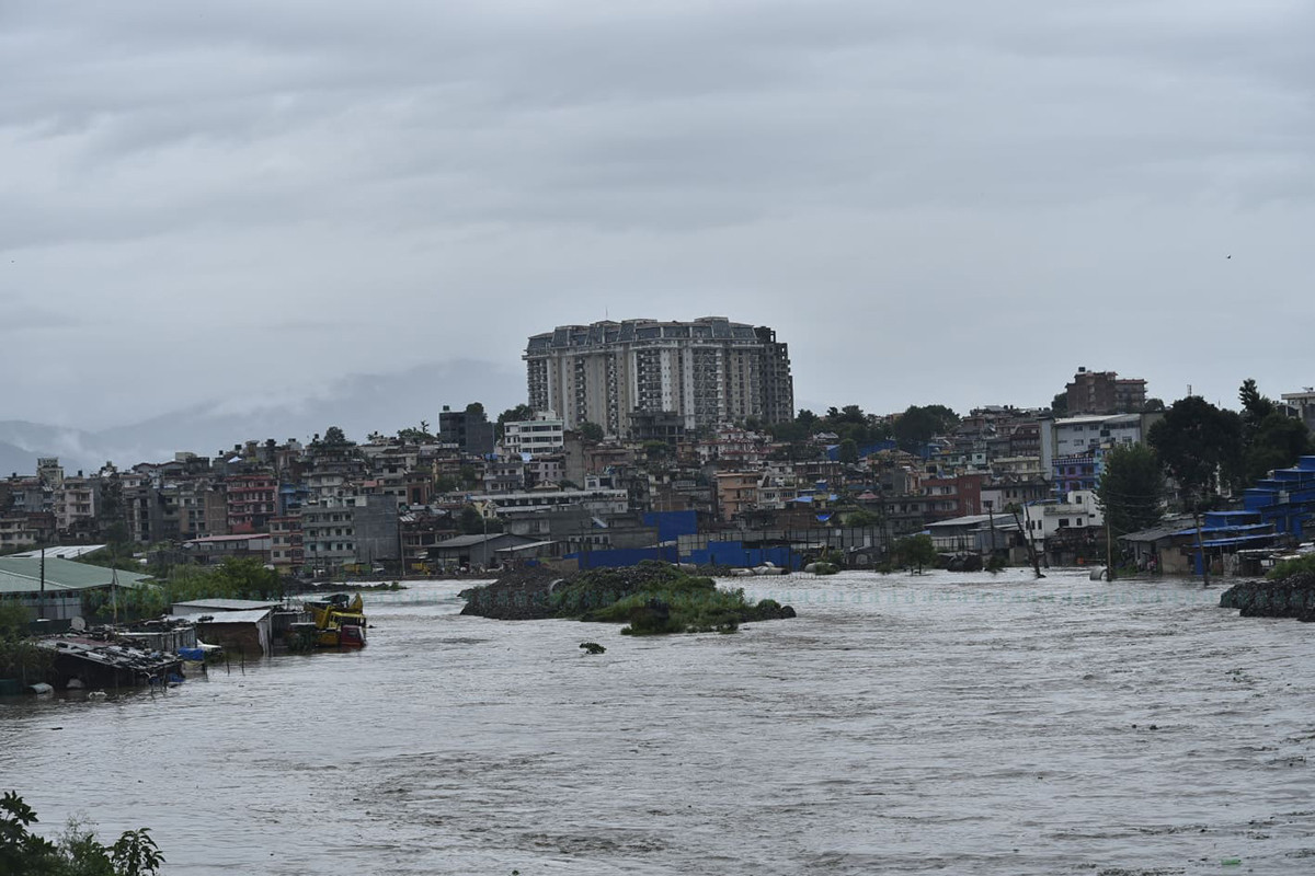 अविरल झरीले जलमग्न काठमाडौंको चोभार क्षेत्र। तस्बिर: नारायण महर्जन/सेतोपाटी