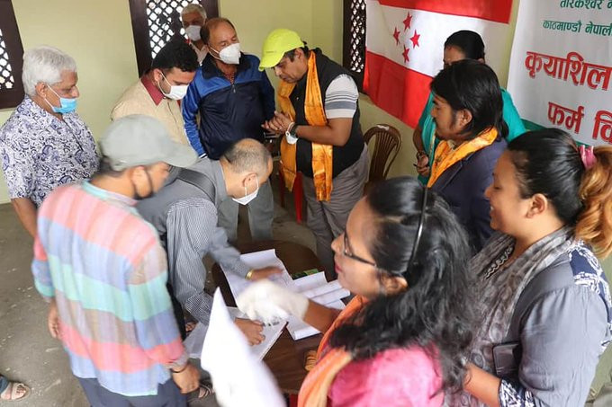 काठमाडौंको तारकेश्वर नगरपालिका वडा नम्बर ४ मा क्रियाशील सदस्यता नवीकरण तथा वितरण गरिँदै। तस्बिर सौजन्य: सुशील भट्ट।