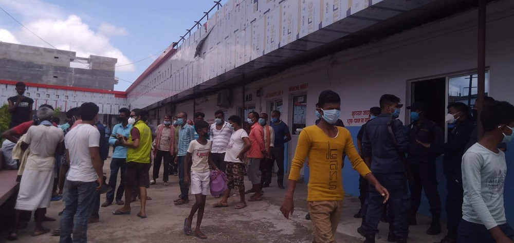 गंगादेवीको मृत्यु भएपछि अस्पतालमा जम्मा भएका आफन्त। तस्बिर सौजन्य:  जयन्त ठाकुर।