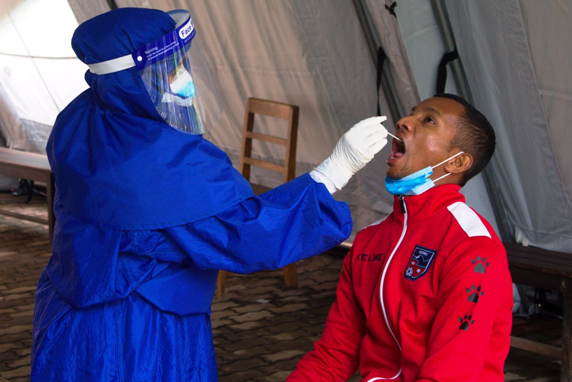 मिडफिल्डर रविशंकर पासवानको स्वाब लिँइदै। तस्बिर : एन्फा