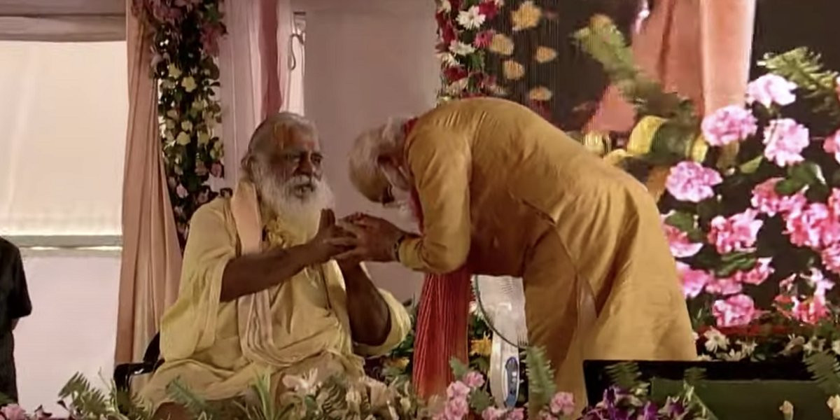 अगस्ट ५ मा राम मन्दिरको भूमि पूजा मोदी र महन्त गोपालदास। फाइल तस्बिर।