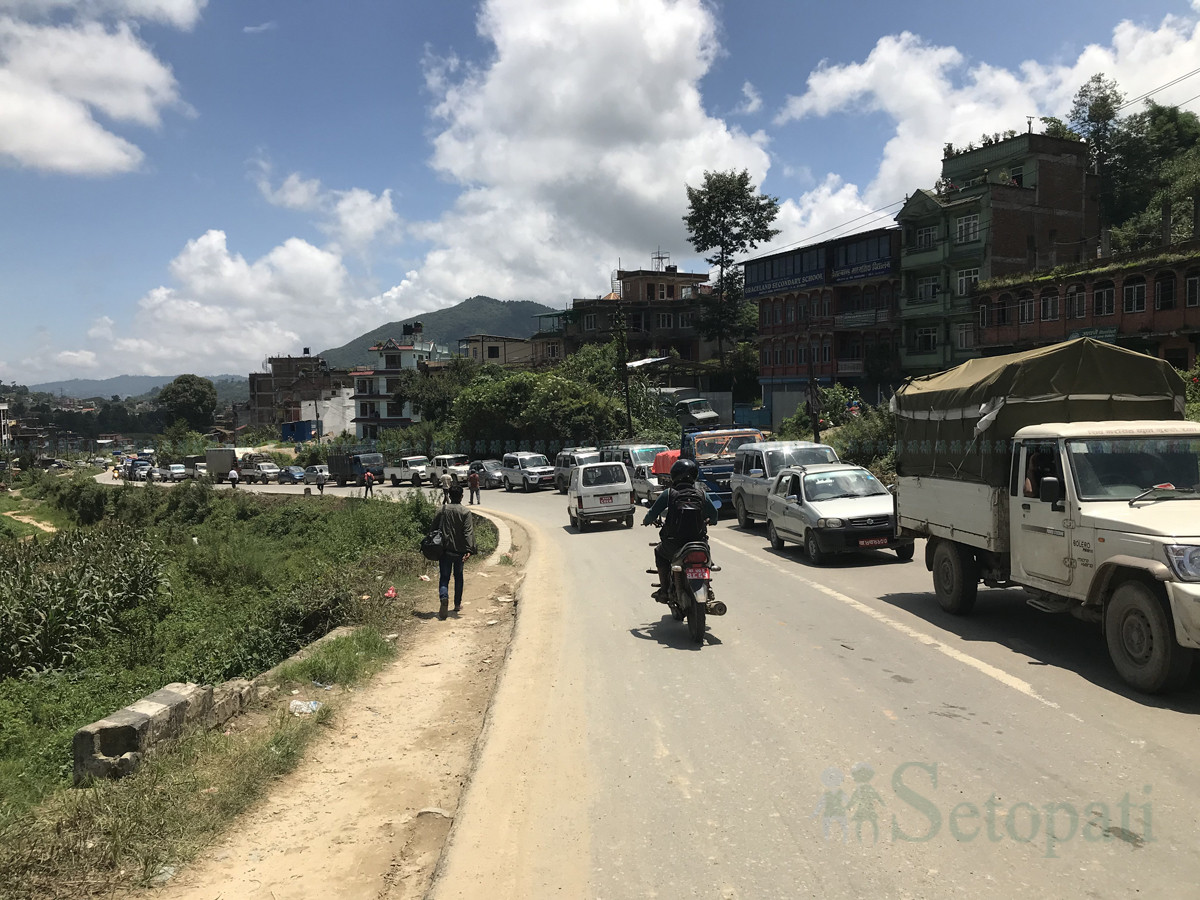 शुक्रबार उपत्यका भित्रिने साँगाको चेक प्वाइन्टमा लामवद्ध। तस्बिर :  खिलानाथ ढकाल/सेतोपाटी।