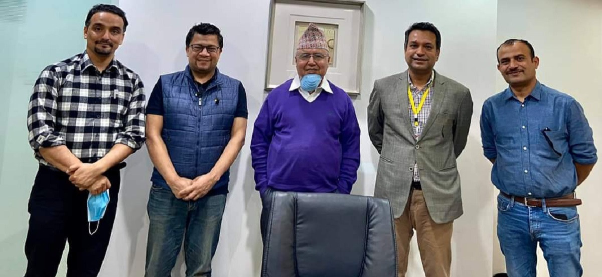 नेपाल भेन्टिलेटर बैंकका सदस्यहरू बाँयाबाट क्रमशः  डाक्टर सुवास आचार्य, निरञ्जन श्रेष्ठ, रामेश्वर खनाल,  डा. विशाल ढकाल र दीपेन्द्र चौलागाईं। तस्बिर सौजन्यः नेपाल भेन्टिलेटर सर्भिसेस