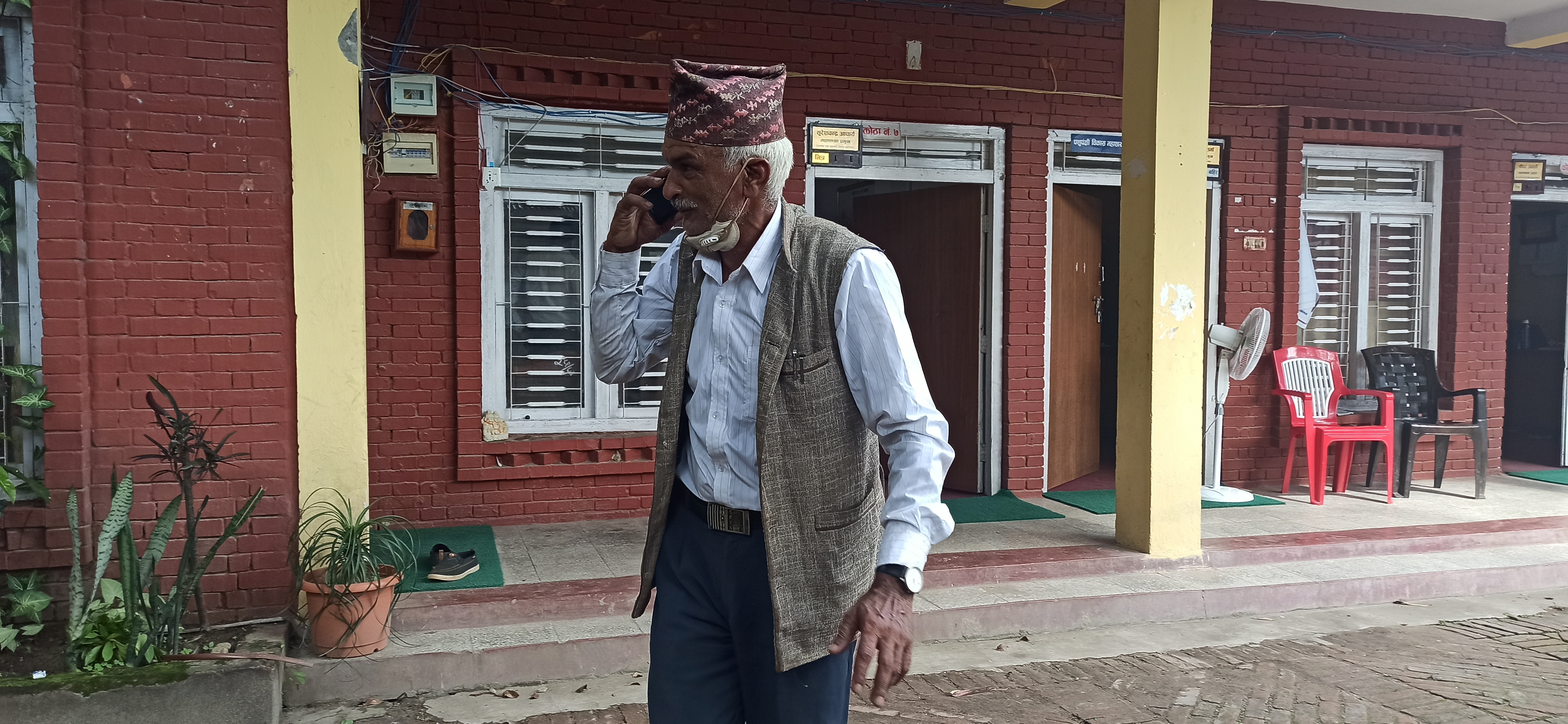 स्मार्ट बाजे भनेर चिनिने पाल्पा हेक्लाङका नोलराज भण्डारी। तस्बिर:  भगवती पाण्डे