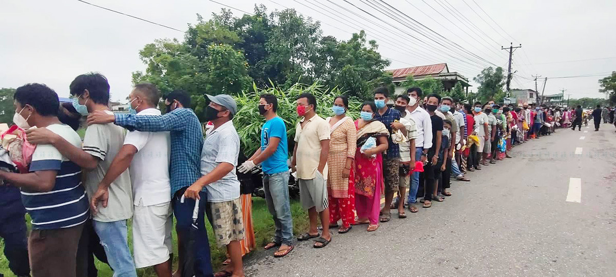 कोरोना लकडाउनका बीच मल लिन सहकारी संस्थामा लामबद्ध किसान। तस्बिर: राजेश घिमिरे/सेतोपाटी