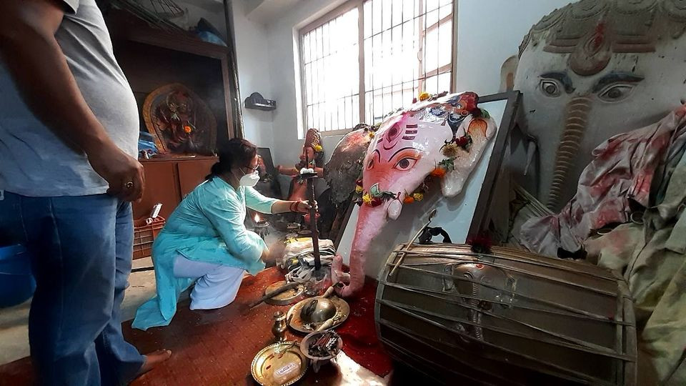 यस वर्ष इन्द्रजात्रा नमनाउने निर्णयपछि किलागलस्थित घरैभित्र पुलुकिसीको नित्यपूजा गरिँदै। तस्बिर सौजन्य: शोभा महर्जन