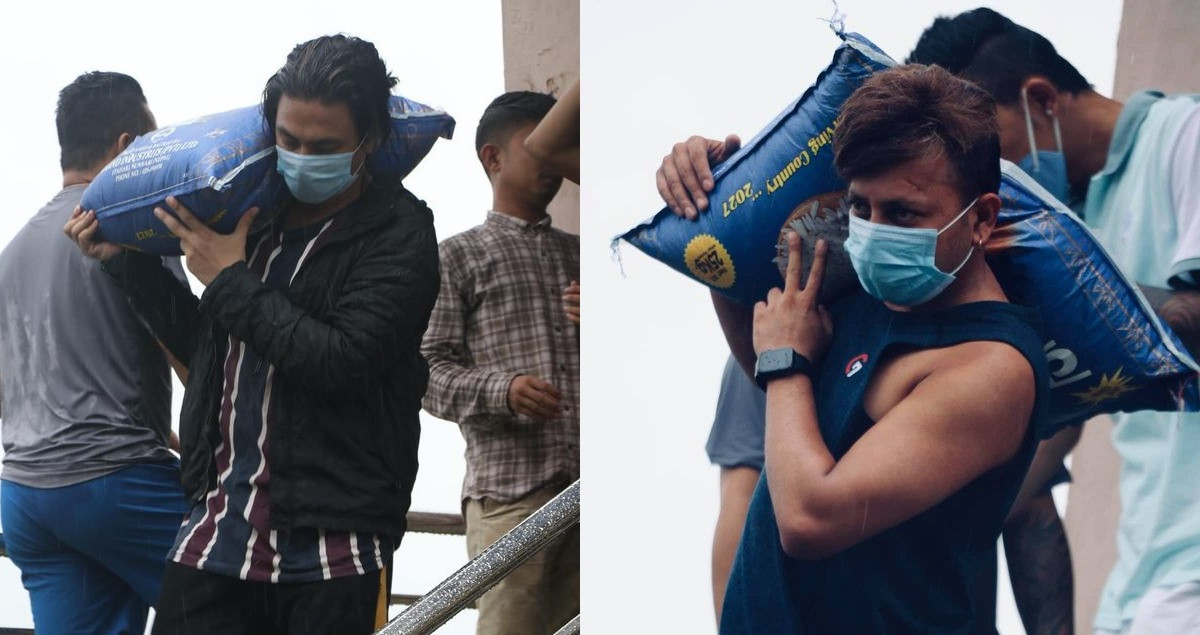 पल शाह र दुर्गेश थापा चामलको बोरा बोक्दै। तस्बिर सौजन्यः दुर्गेश थापाको फेसबुक